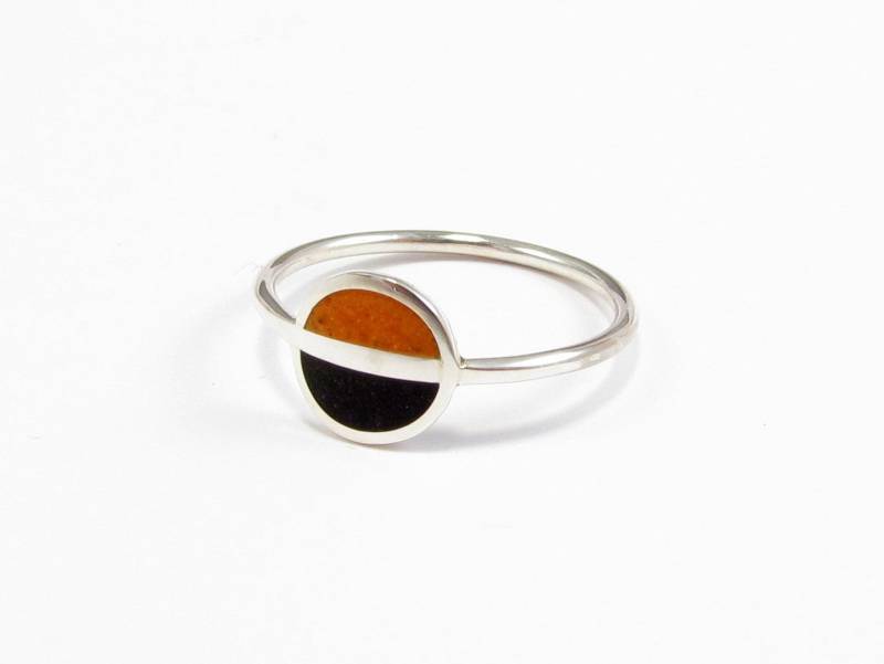 Saturn Ring - Sterling Silber 925 Schwarz Und Orange Minimal Design Natürlicher Schmuck von MaldonadoJewellery