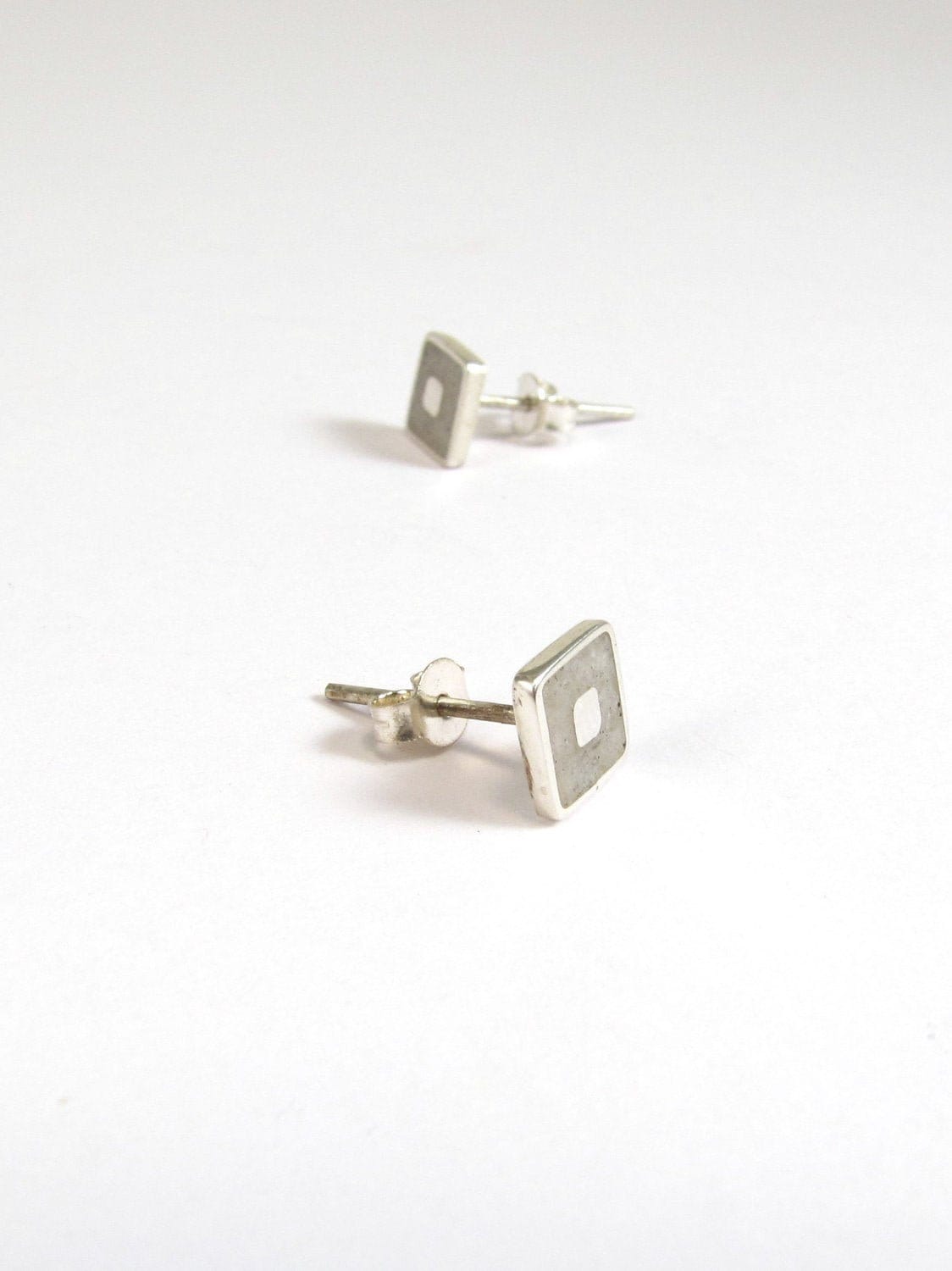 sterling Silber Ohrringe - Weiße Quadrate Minimal Ohrstecker sterling Silber Ohrringe - Weiße Quadrate Minimal Ohrstecker von MaldonadoJewellery