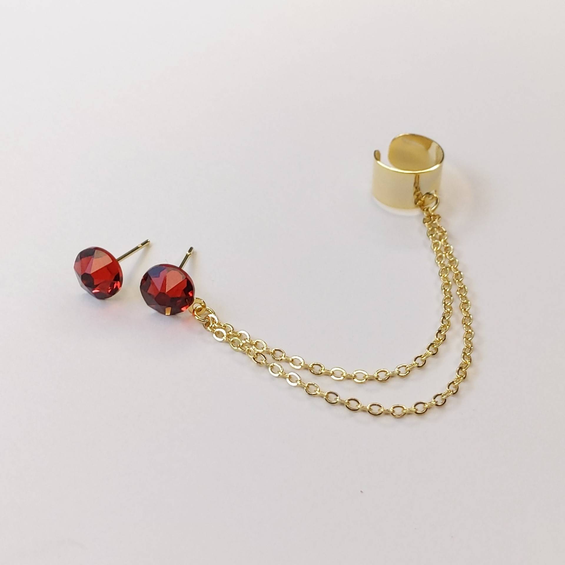 Red Crystal Ear Cuff Ohrringe, Ohrstecker Mit Ketten, Viele Farben Red Crystal Ear Cuff Ohrringe, Ohrstecker Mit Ketten, Viele Farben von MaleenaJewelry
