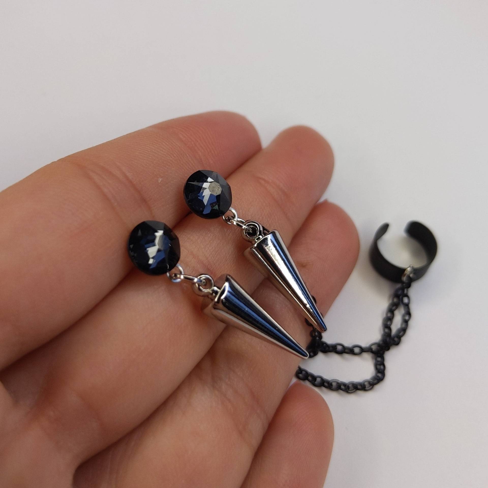 Schwarze Ohrmanschettenohrringe, Spike-Ohrmanschettenohrringe, Kettenmanschettenohrringe, Spike-Ohrringe Schwarze Ohrmanschettenohrringe, Spike-Ohrmanschettenohrringe, Kettenmanschettenohrringe, Spike-Ohrringe von MaleenaJewelry