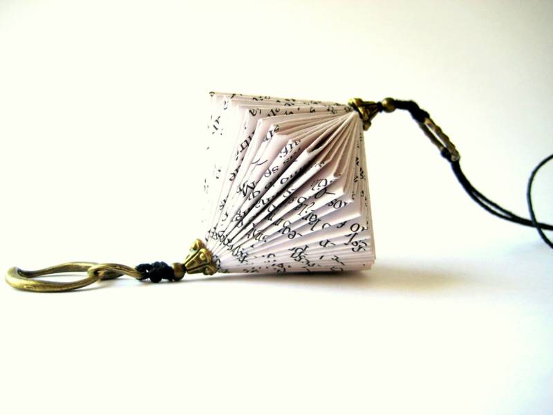 Buch Kunst Halskette - Papierschmuck Altered Book von MalenaValcarcel