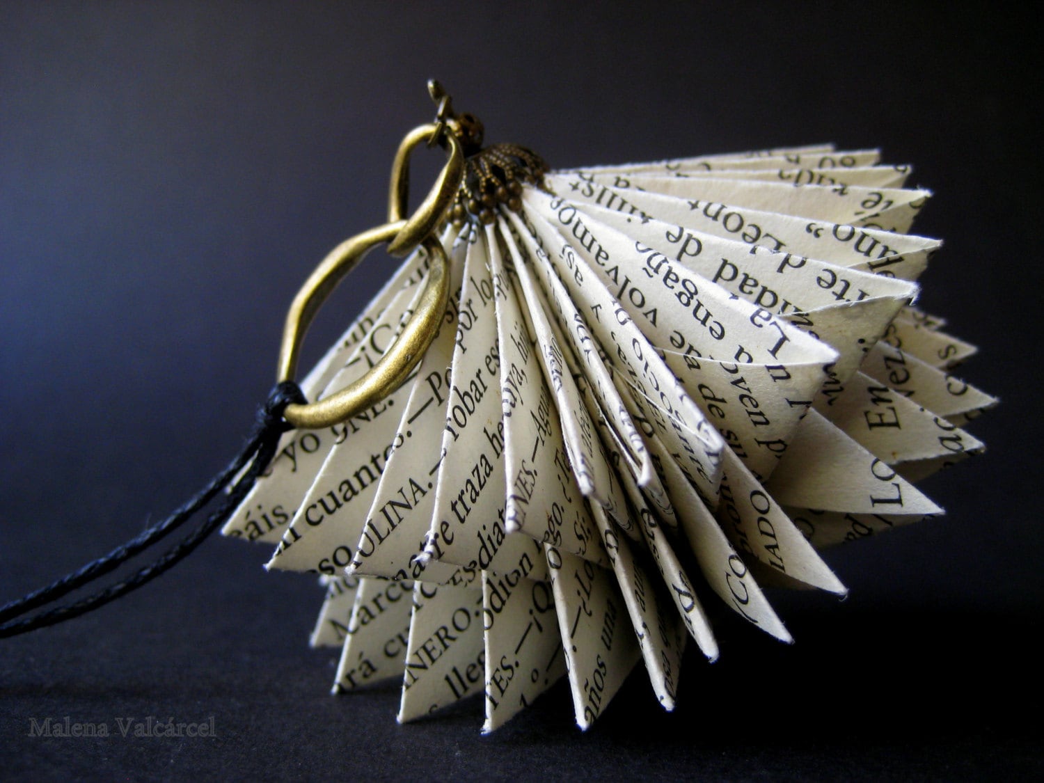 Buchkunst Halskette - Papierschmuck Verändertes Buch Buchkunst Halskette - Papierschmuck Verändertes Buch von MalenaValcarcel