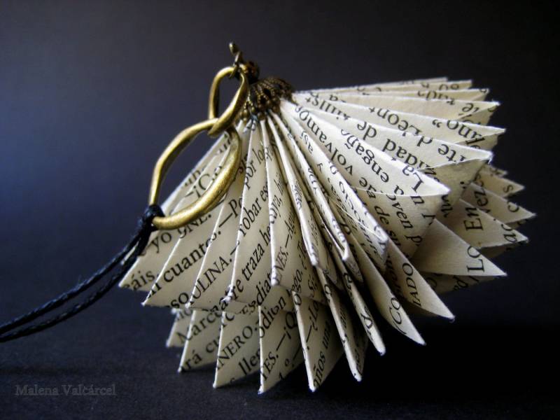 Buchkunst Halskette - Papierschmuck Verändertes Buch Buchkunst Halskette - Papierschmuck Verändertes Buch von MalenaValcarcel