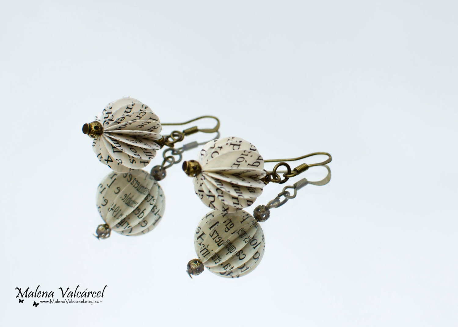 Handgefertigte Buch Papier Ohrringe - Bronze Ton, Liebhaber Geschenk von MalenaValcarcel