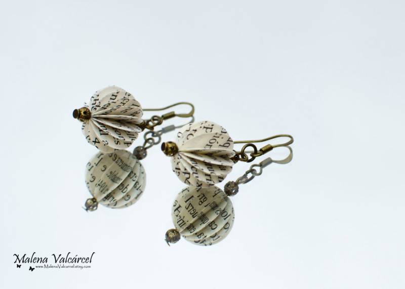 Handgefertigte Buch Papier Ohrringe - Bronze Ton, Liebhaber Geschenk von MalenaValcarcel
