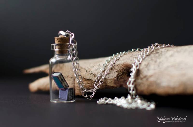 Kleine Bücher in Einer Flasche Halskette - Fläschchen Anhänger von MalenaValcarcel