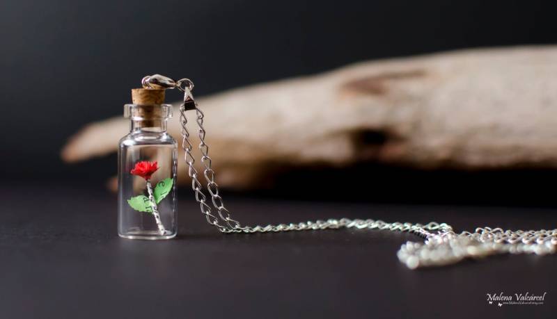 Kleine Papier Rose in Einer Flasche Halskette - Fläschchen Anhänger Handgemachtes Geschenk von MalenaValcarcel