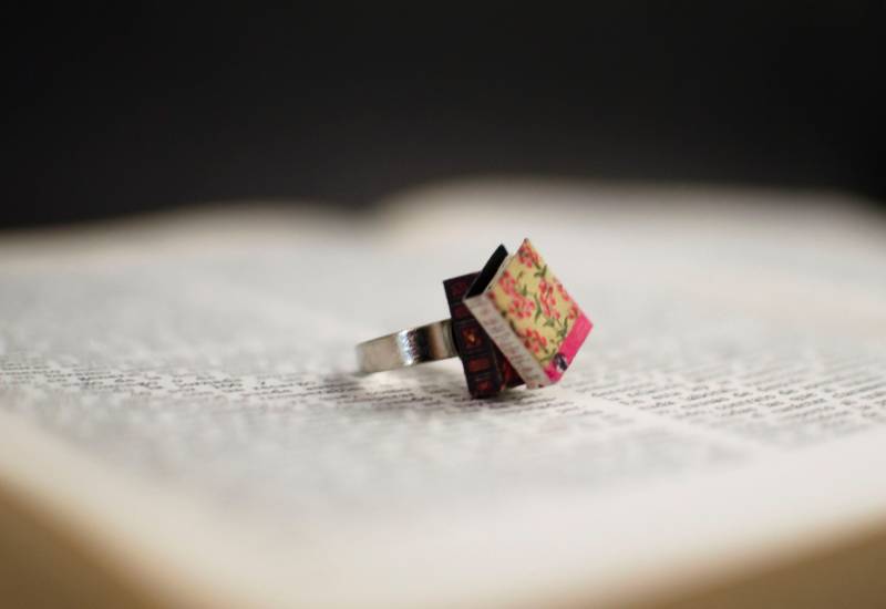 Miniatur Buch Papier Ring - Versilbert Verstellbares Band von MalenaValcarcel