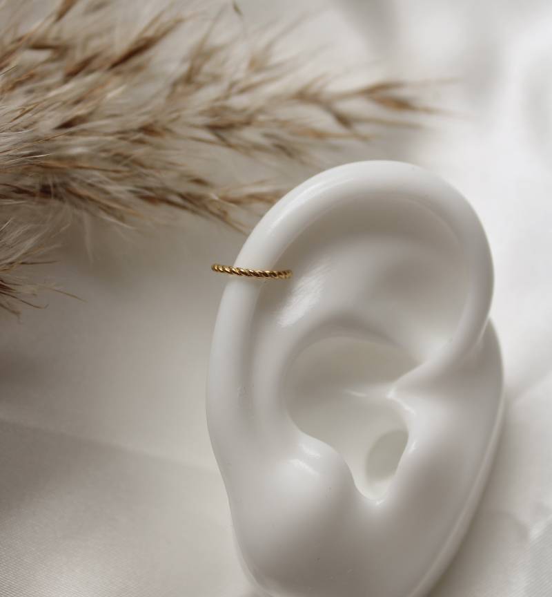 Earcuff Gold Piercing Offen 8mm, Zarter Ohrring, 14Karat Vergoldung Wasserfest | Twist von MaliaJewelryDE