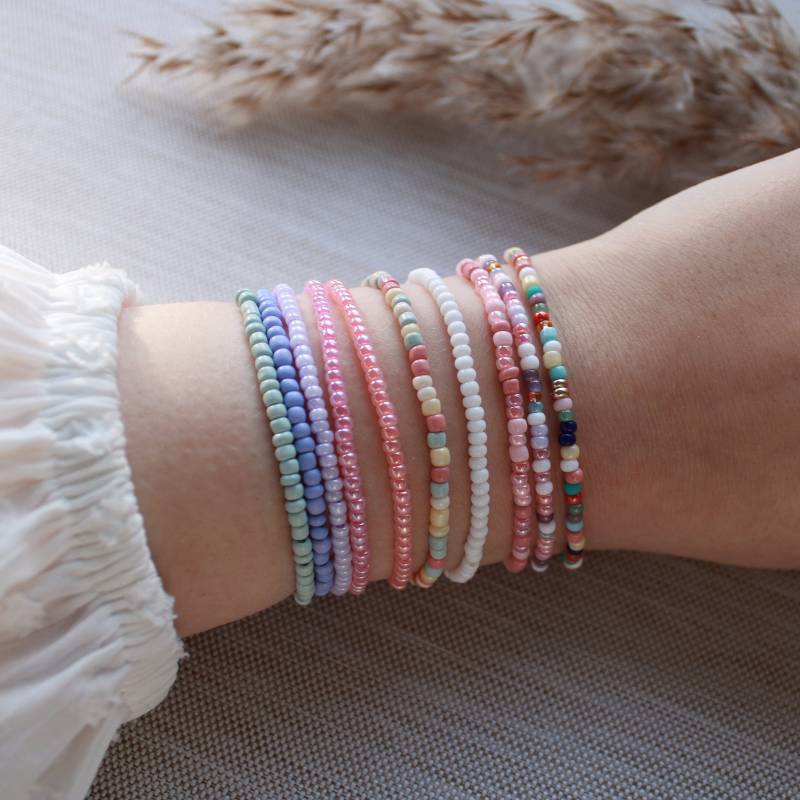 Perlenarmband Bunt Boho Stil Handgemachtes Armband Pastellfarben Elastisch Minimalistisch von MaliaJewelryDE
