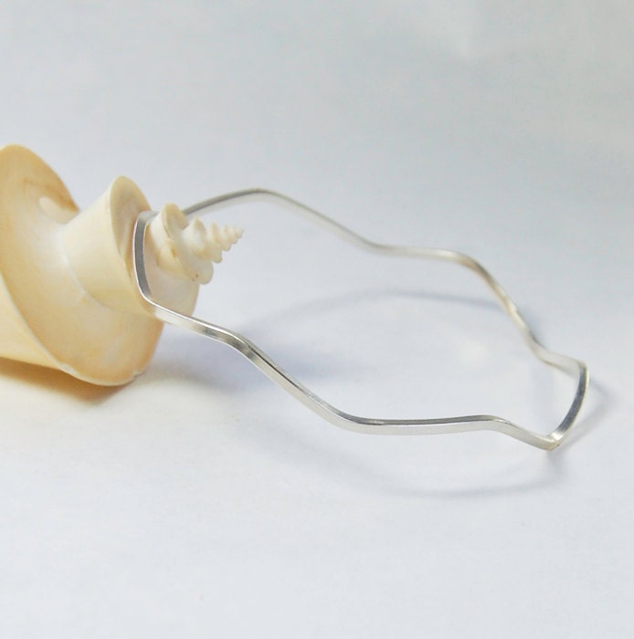 Dünner Silber Armreif Gewelltes Design von MalibuJewel