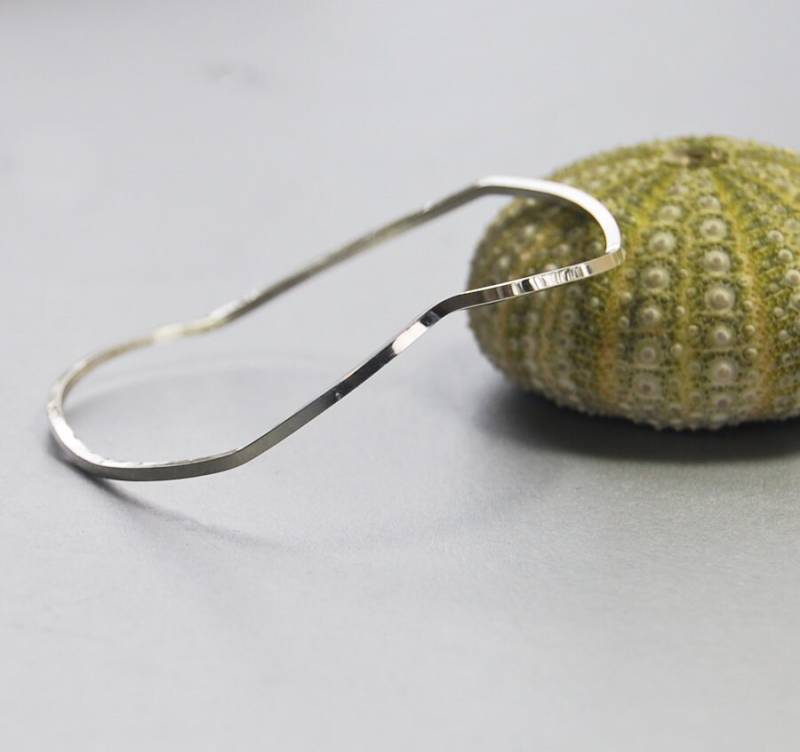 Handgeschmiedeter Gewellter Silberarmreif Dünner Stapelarmreif von MalibuJewel