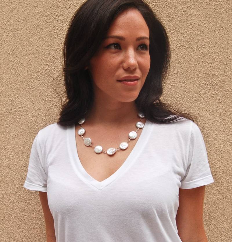 Große Weiße Flache Perlen Tin Cup Halskette Mit Sterling Silber Verschluss von MalibuJewel