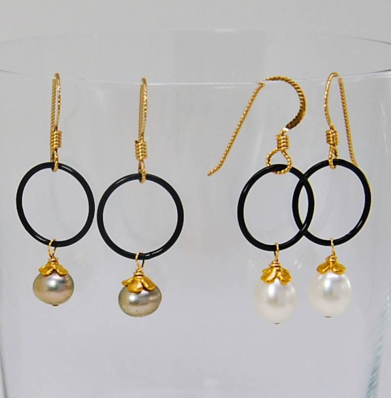 Leichte Gold Und Schwarze Hängeohrringe Mit Silbergrauen Süsswasserperlen von MalibuJewel