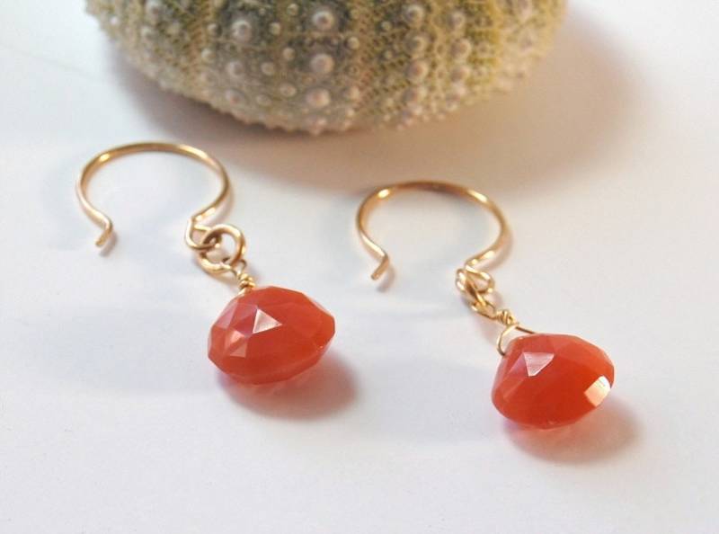 Pfirsich Mondstein Ohrringe | Soft Orange Edelstein Tropfen von MalibuJewel