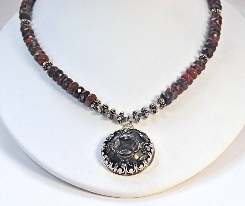 Schwarz Cut Steel Knopf Halskette. Mohn Jaspis Perlen von MalibuJewel