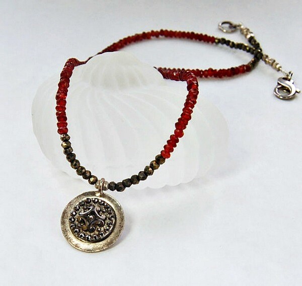 Seltener Upcycled Vintage Knopf Anhänger Mit Granat Halskette | Ooak Januar Geburtsstein Geschenk von MalibuJewel