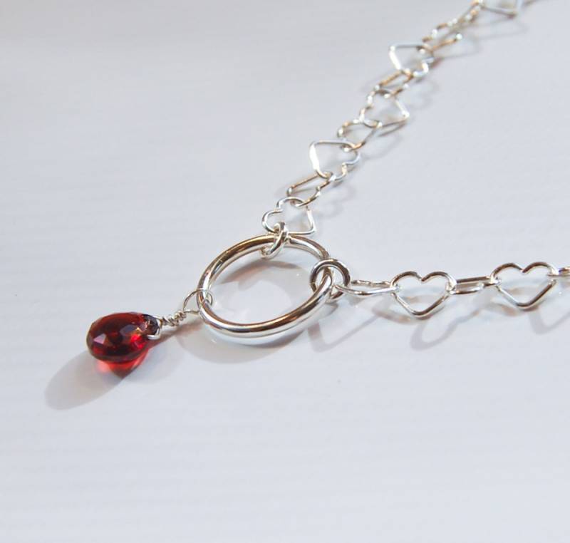 Silber Herz-Halskette. Granat Teardrop. Valentines Geschenk. Januar Birthstone von MalibuJewel