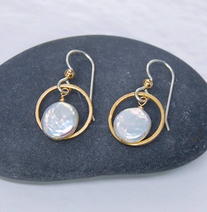 Zierliche Münze Ohrringe | Vielseitige Zwei Ton Silber Und Gold Kreisdesign von MalibuJewel