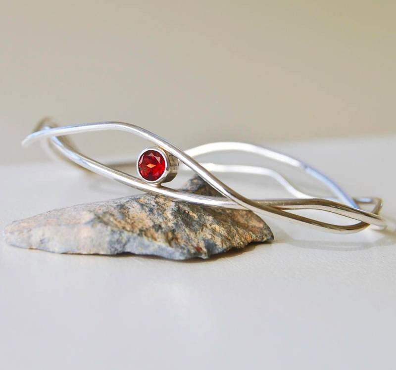 sterling Silber Granat Armreif Gewelltes Freeform Design von MalibuJewel