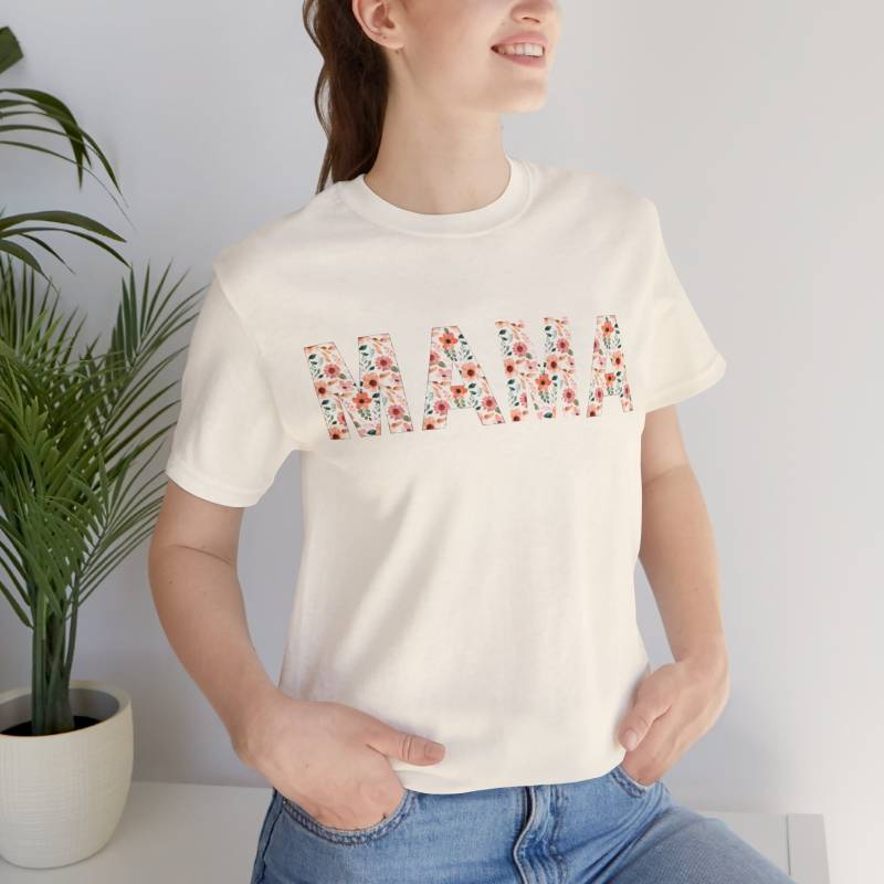 Mama" Blumen Schrift T-Shirt - Stilvolles Und Feminines Geschenk Für Mütter Blumiges Mama Mama" Blumen Schrift T-Shirt - Stilvolles Und Feminines Geschenk Für Mütter Blumiges Mama von Malisso