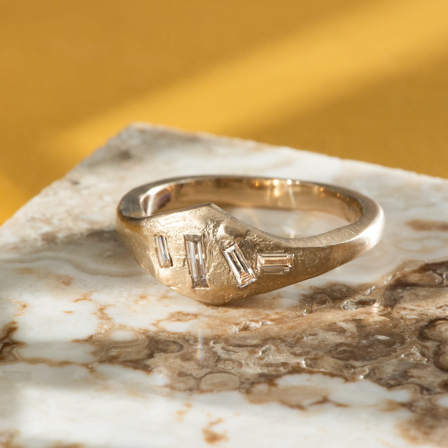 Baguette Diamant Siegelring Kimberlit in Gelbgold von MalleableJewellers