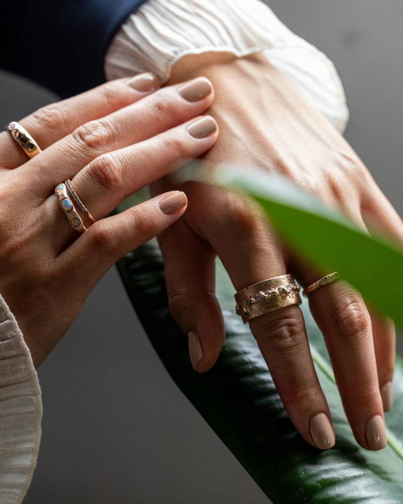 Gesprenkelte Diamant Eternity Band in Fair Mining Gold von MalleableJewellers
