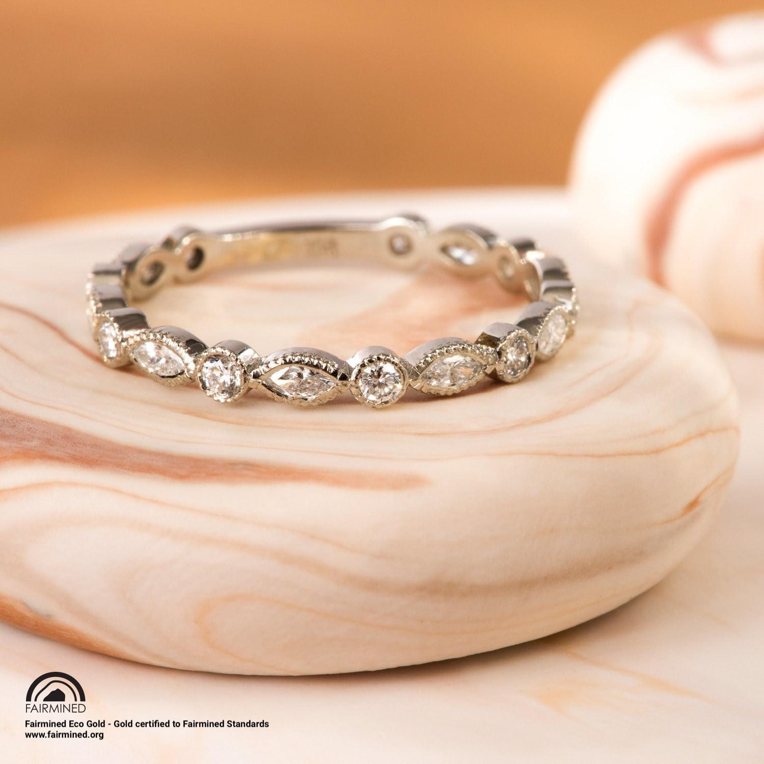 Mist Eternity Ring in Fairmined Certified Gold von MalleableJewellers