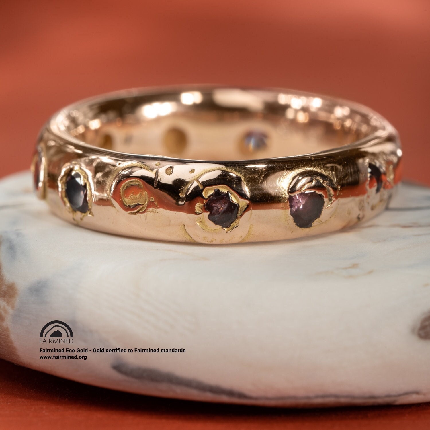 Padparadscha Kimberlit Eternity Ring in Fairmined Certified Gold von MalleableJewellers