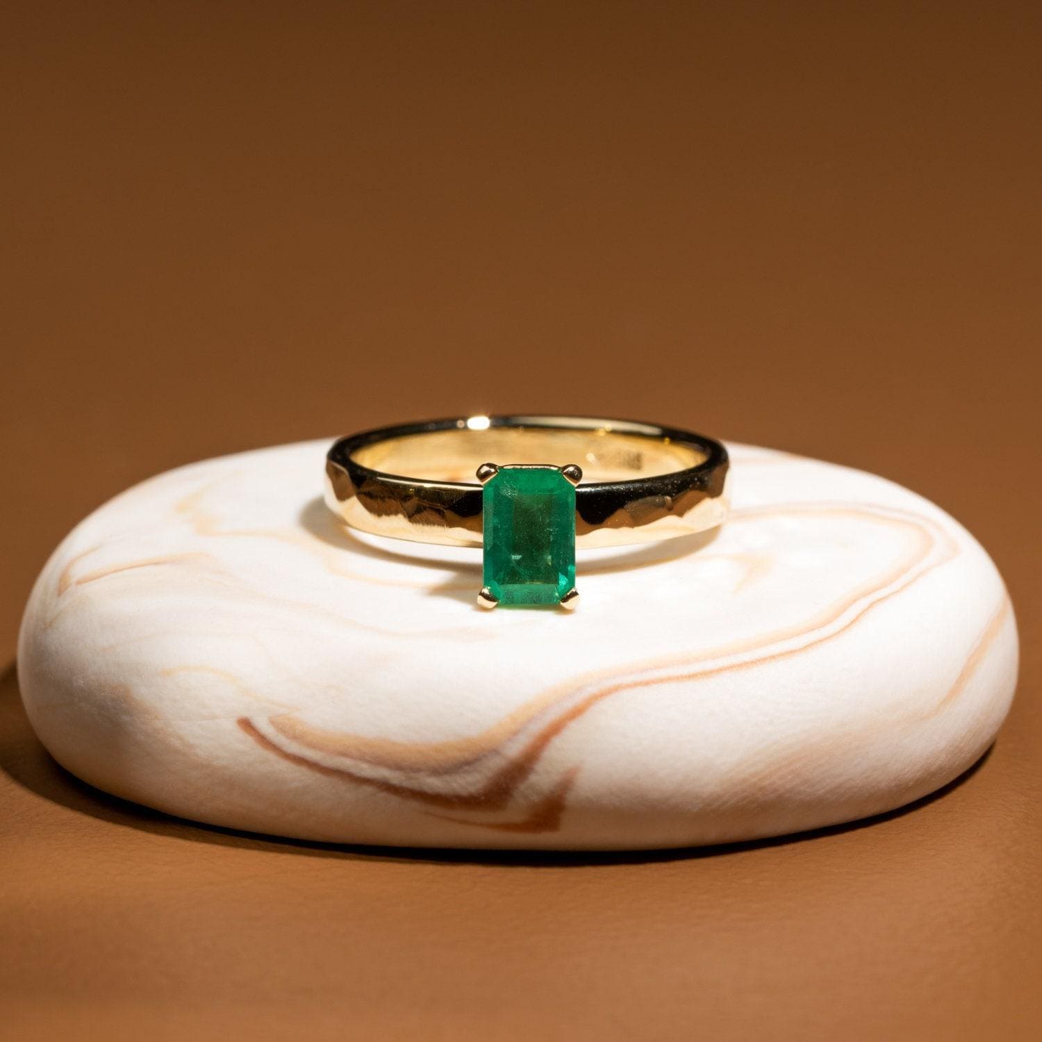 Smaragd Solitär Ring in Gelbgold von MalleableJewellers