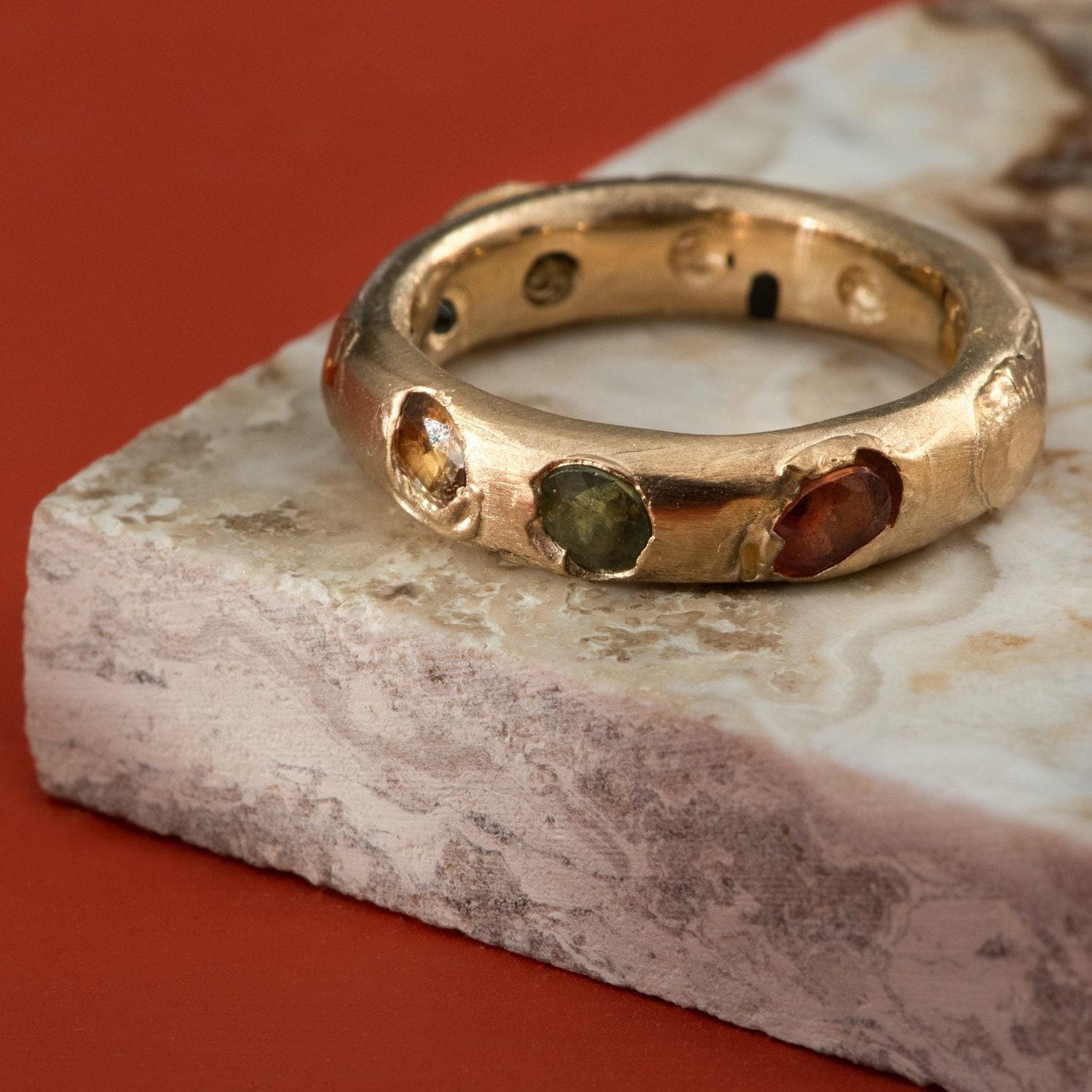 Warmer Saphir Kimberlit Ring in Gelbgold von MalleableJewellers