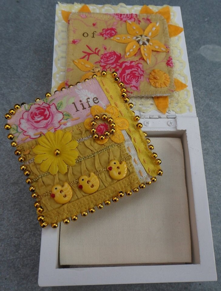 Brosche "Sing Of Life" in Einer Ooak Dekorative Box von MalloryGalleryArts