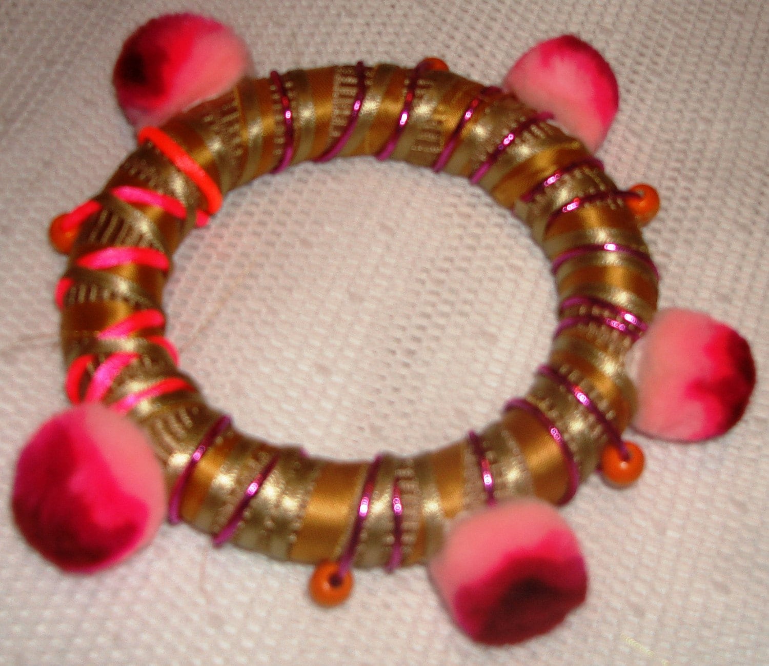 Ooak Stoff Armreif "Pom Pom" Ooak Stoff Armreif "Pom Pom" von MalloryGalleryArts