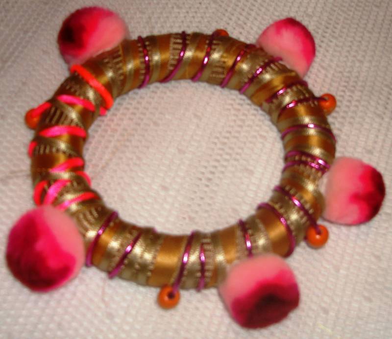 Ooak Stoff Armreif "Pom Pom" Ooak Stoff Armreif "Pom Pom" von MalloryGalleryArts