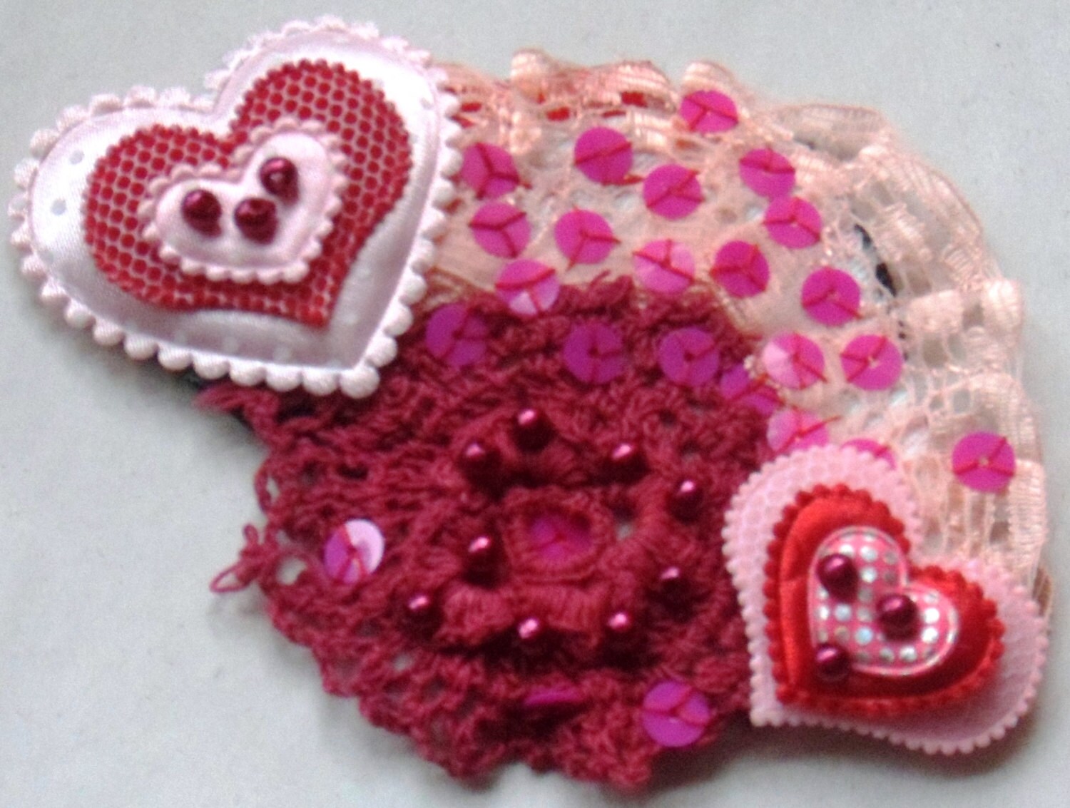Textil Valentine Brosche "Wir Werden Alle Freuden Beweisen" Textil Valentine Brosche "Wir Werden Alle Freuden Beweisen" von MalloryGalleryArts