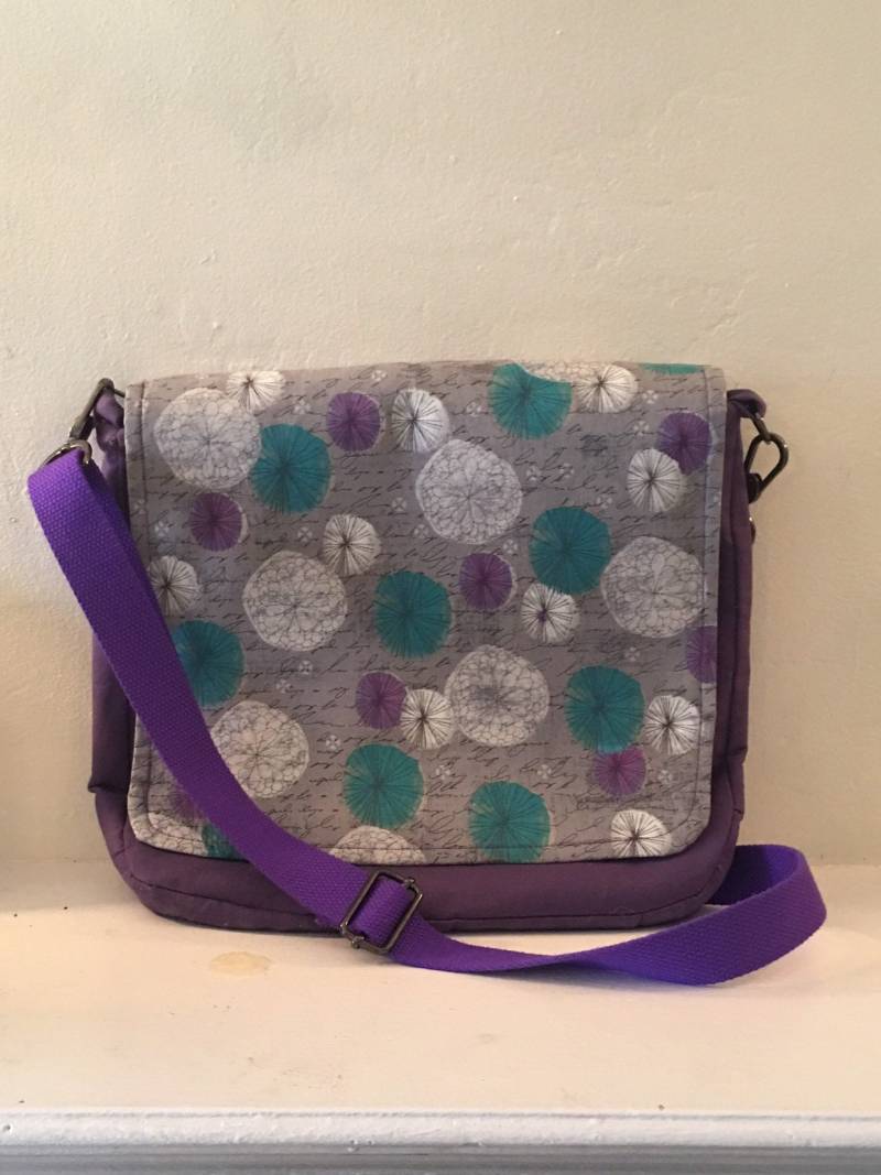 Lila Und Grau Kreise Messenger Tasche von MallorysDesign