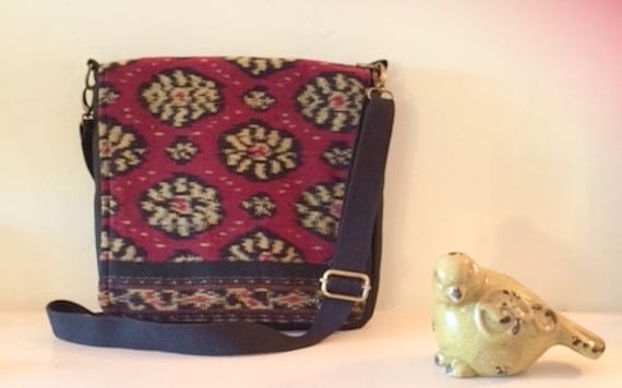 Messenger Bag/Crossbody Bag/Burgundy Bali Print W/stellbarer Gurt von MallorysDesign