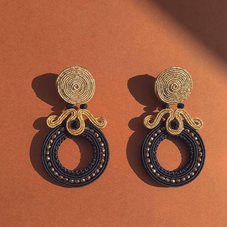 Handgefertigt Schwarz Und Gold Ohrringe, Soutache Runde Schmuck 2019 Handgefertigt Schwarz Und Gold Ohrringe, Soutache Runde Schmuck 2019 von MaloCraftsShop