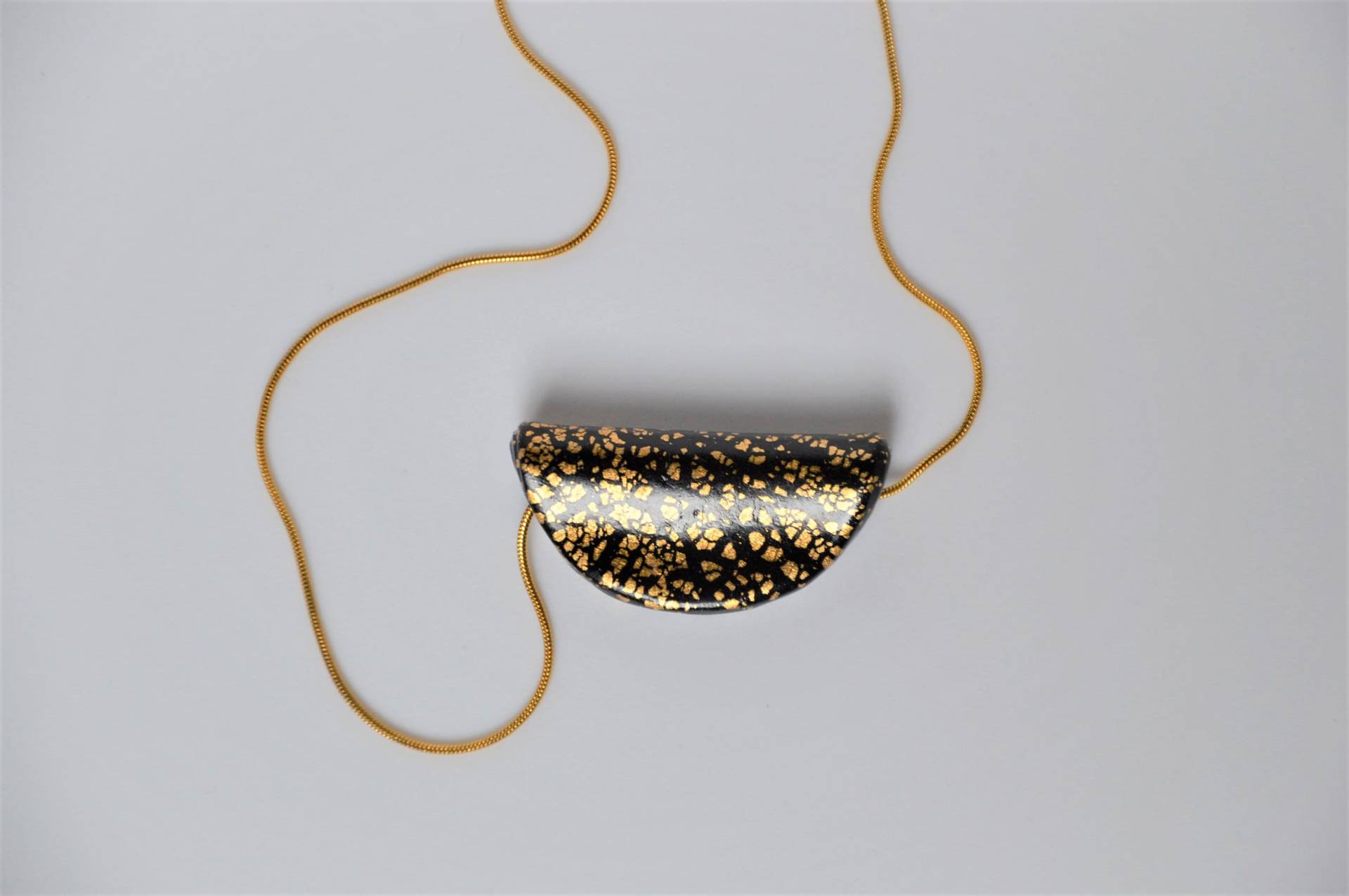 Halbrunde Halskette Schwarz & Gold Halbrunde Halskette Schwarz & Gold von MaluArtsandCrafts