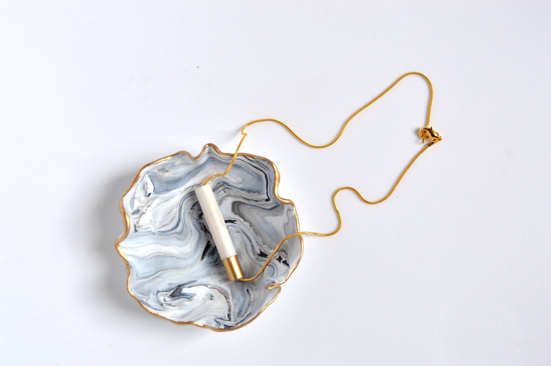 Weiße & Gold Halskette Weiße & Gold Halskette von MaluArtsandCrafts