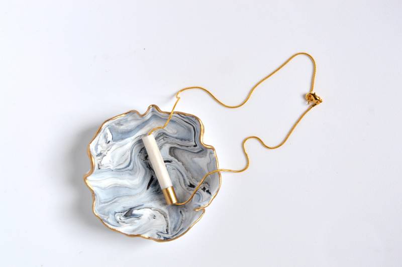 Weiße & Gold Halskette Weiße & Gold Halskette von MaluArtsandCrafts