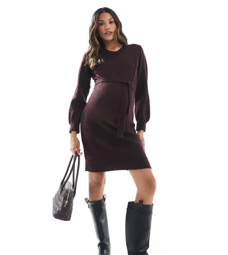 Mama. licious Maternity - Midi-Strickkleid in Burgunderrot mit Bindegürtel von Mama.licious