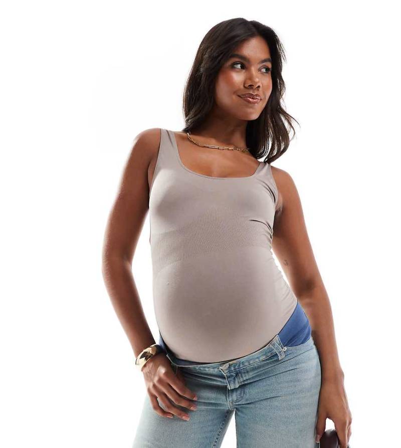 Mama. licious Maternity - Nahtloses Trägertop in Taupe-Neutral von Mama.licious