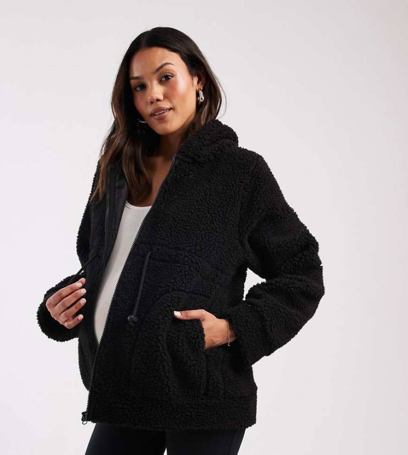 Mamalicious Maternity - 3-in-1-Umstandsjacke aus Teddyfell in Schwarz mit Kapuze, abnehmbarer Bahn vorne und Trage-Einsatz fürs Baby von Mama.licious