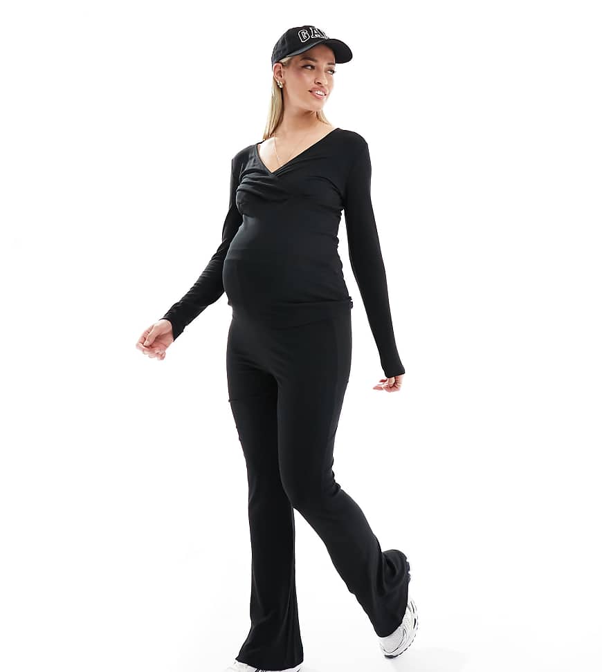 Mamalicious Maternity - Ausgestellte Umstandshose aus Jersey in Schwarz mit Überbauchbund, Kombiteil von Mama.licious