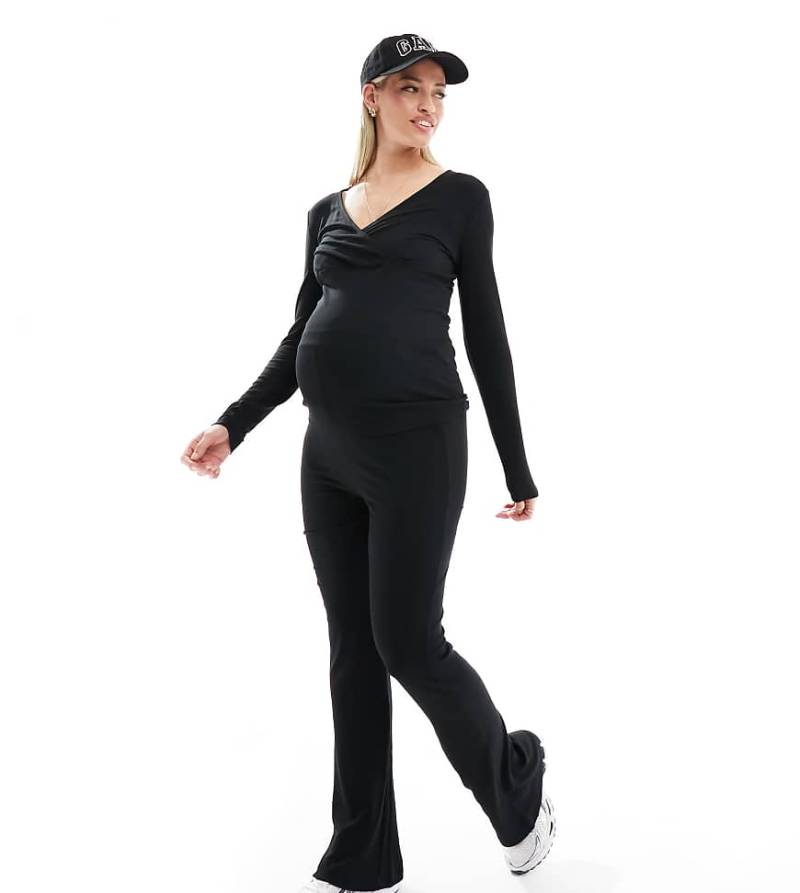 Mamalicious Maternity - Ausgestellte Umstandshose aus Jersey in Schwarz mit Überbauchbund, Kombiteil von Mama.licious