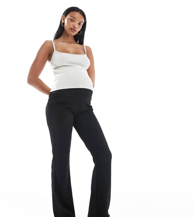 Mamalicious Maternity - Elastische Schlaghose aus strukturiertem Jacquard in Schwarz von Mama.licious