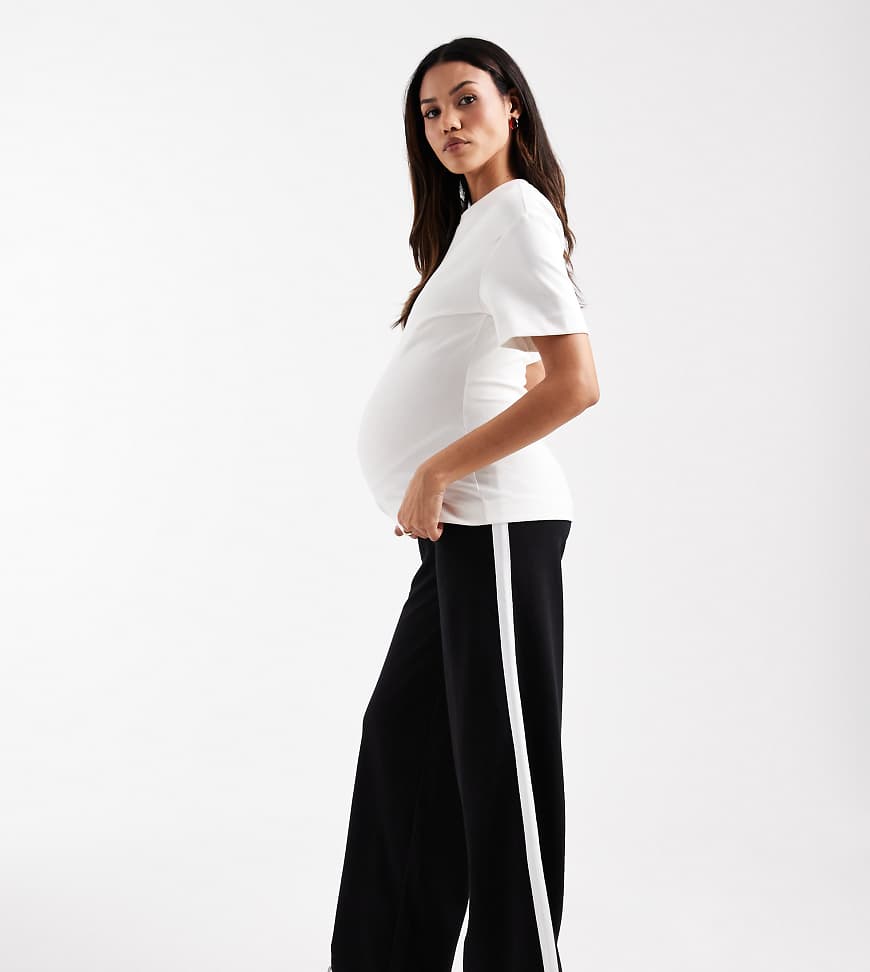 Mamalicious Maternity - Hose in Schwarz mit Unterbauchbund, weitem Bein und Seitenstreifen von Mama.licious