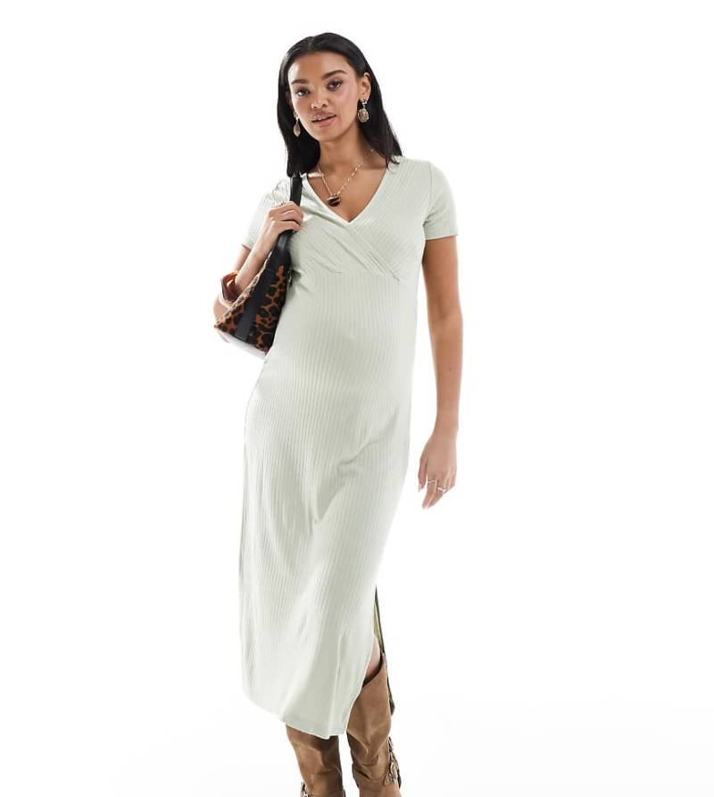 Mamalicious Maternity - Kurzärmliges, geripptes Jersey-Maxikleid in Salbeigrün von Mama.licious