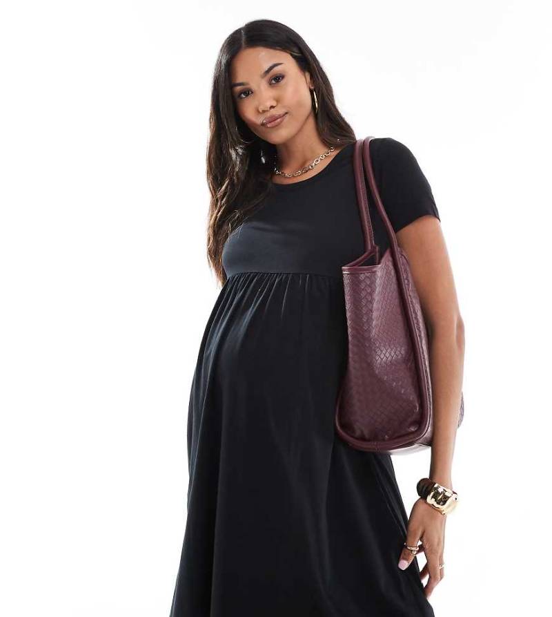 Mamalicious Maternity - Kurzes, gesmoktes T-Shirt-Kleid in Schwarz, Umstandsmode von Mama.licious